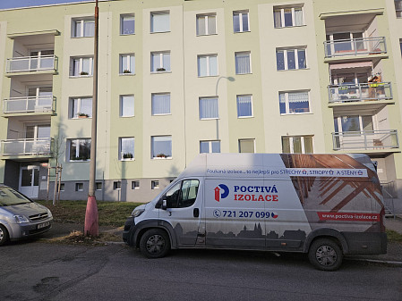 Izolace dutiny panelového domu na Plzeňsku